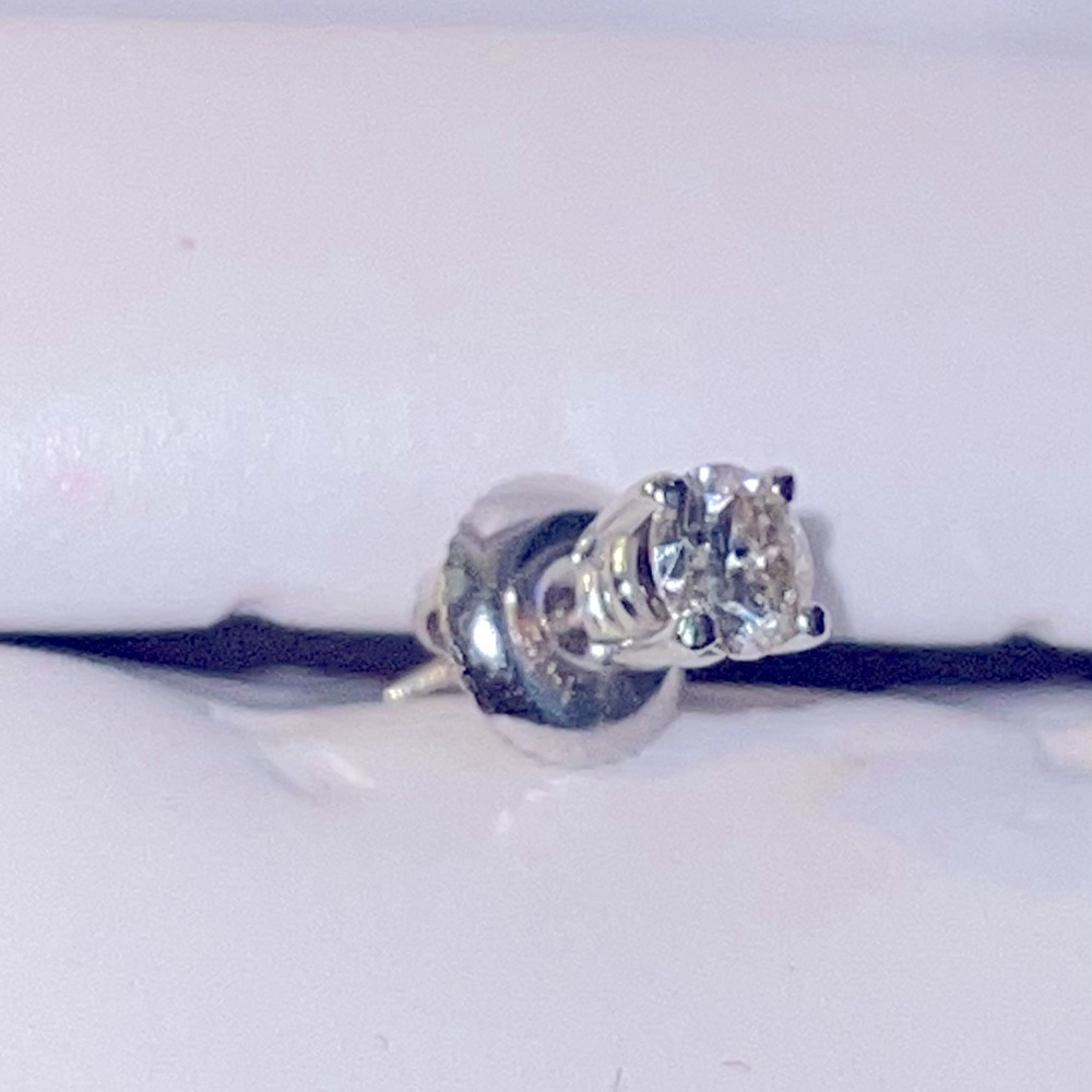 Diamond stud earring